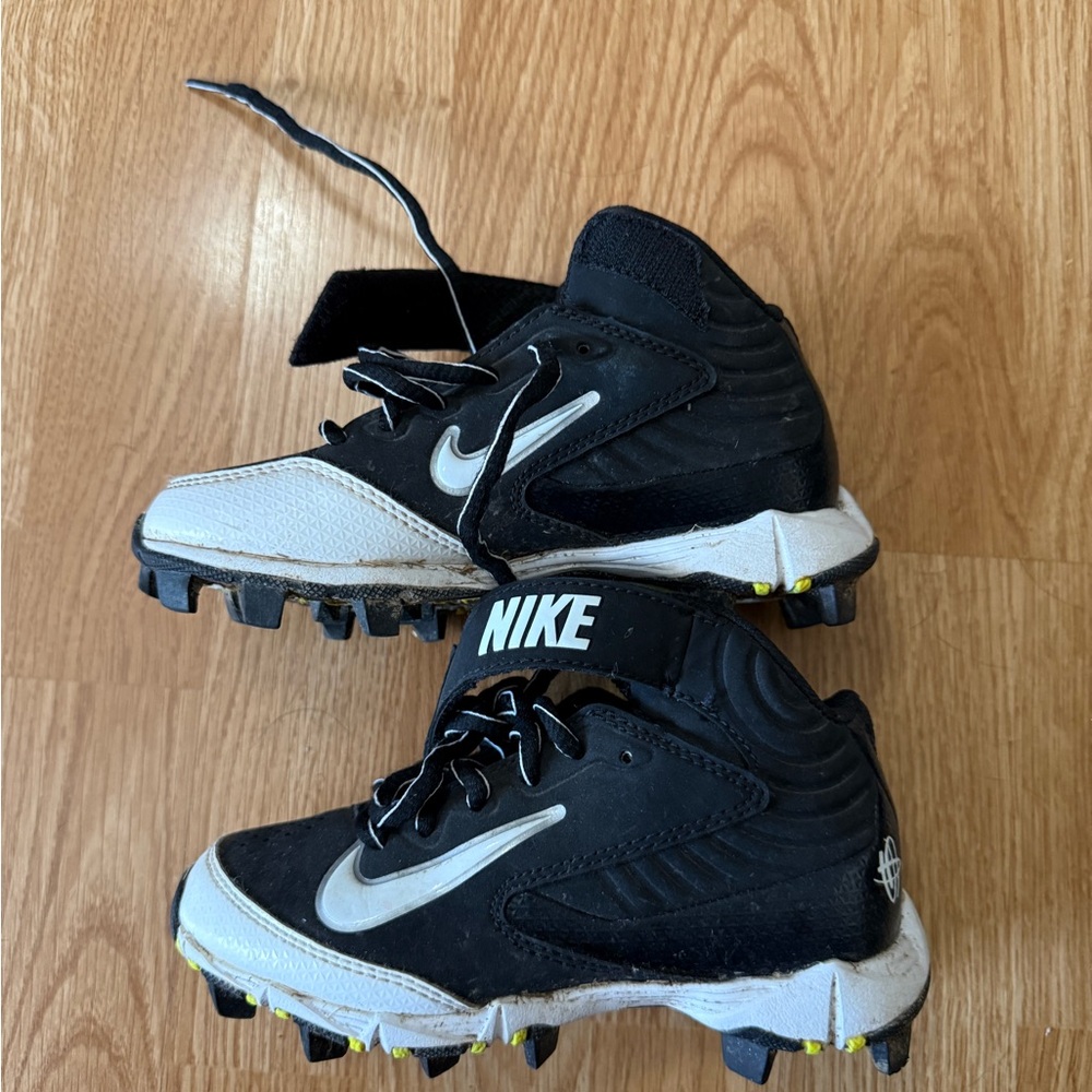 Nike Kids Black and White Baseball 11C